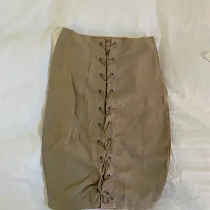 Fin kjol från NA-KD, aldrig använd, köparen står för frakt