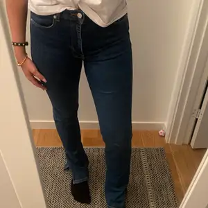Så fina jeans med slit från zara. Tycärr för små för mig 💙