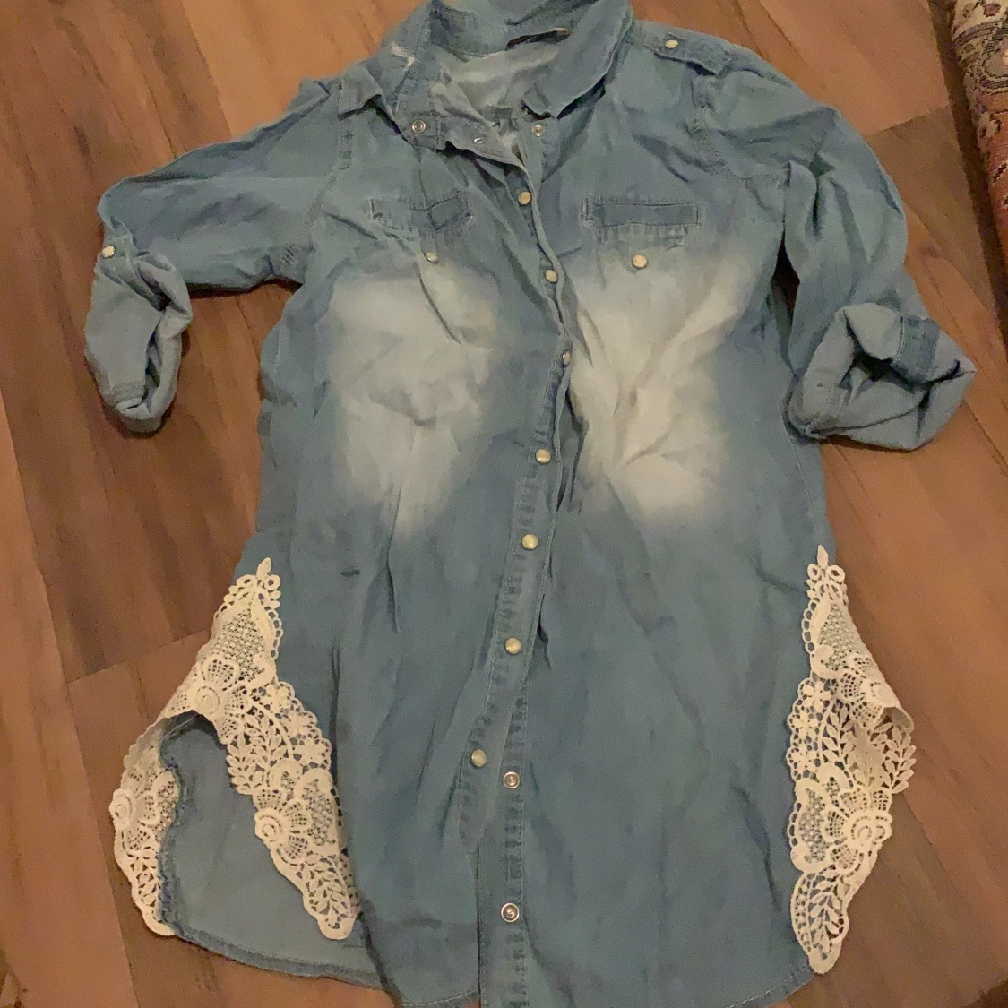 Jeans Skjorta med spets detaljer