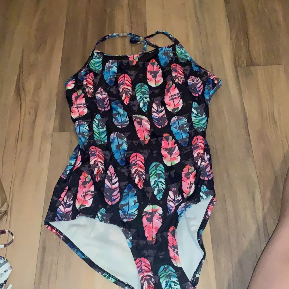 Baddräkt med mönster och öppen rygg