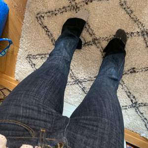 Lågmidjade bootcut jeans ifrån wrangler med slits där nere. Storlek W26-27