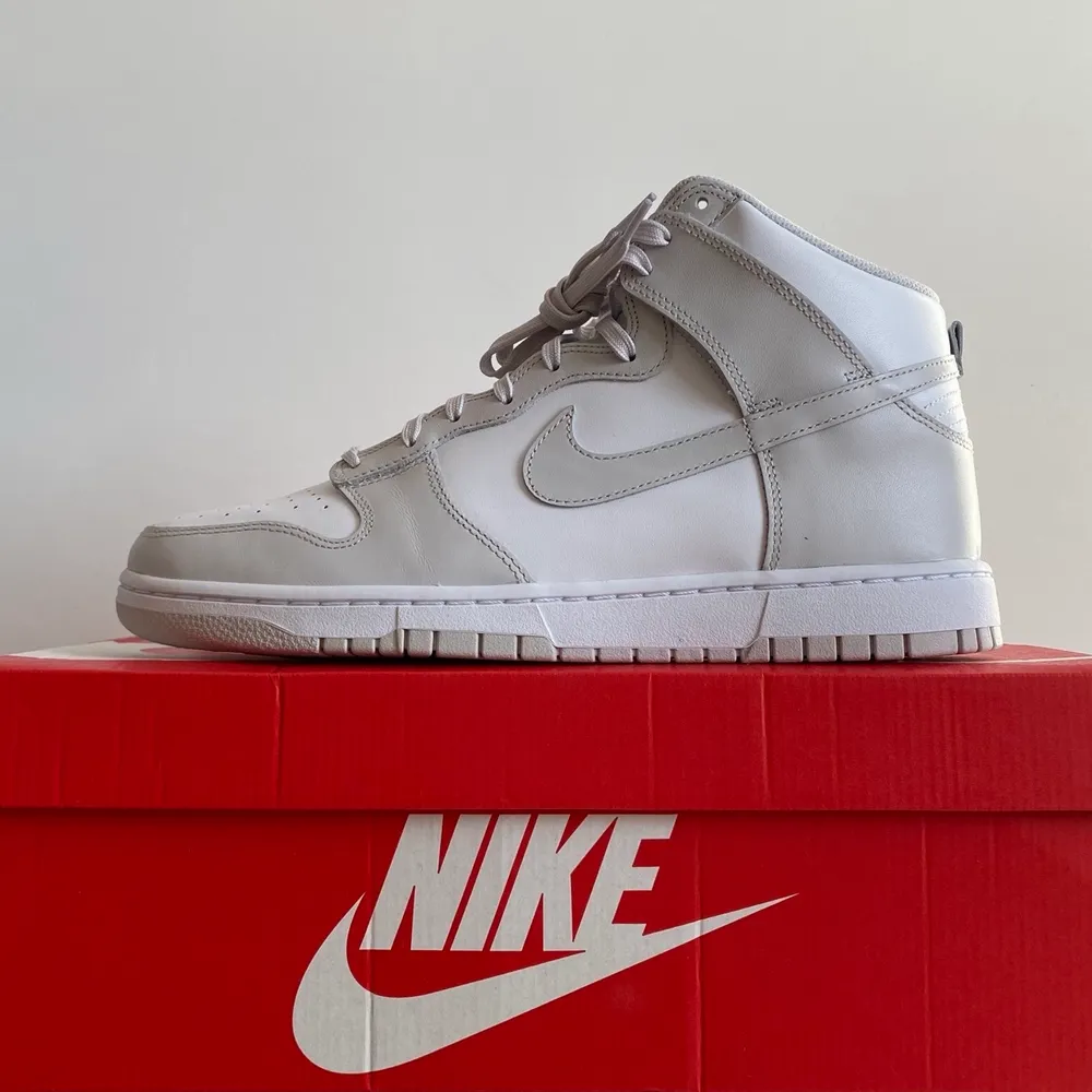 Nike Dunk High Retro White Vast Grey. Brand New. US 12/ EU 46. 1899kr. Meet up in Stockholm available. No trade/exchange.. Skor.