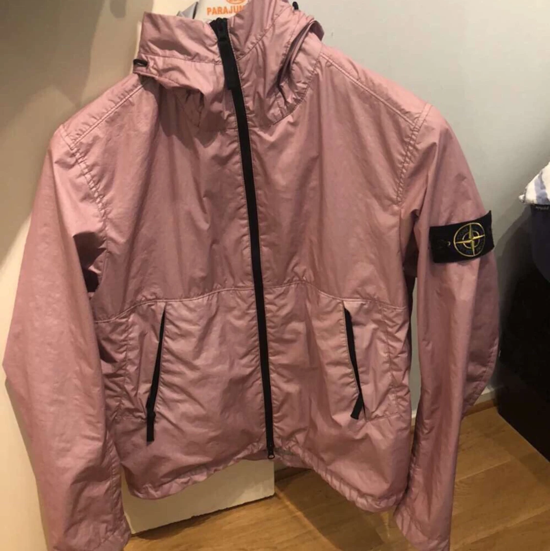 Stone Island vindjacka i rosa herr, 3500kr  - 90