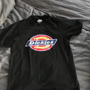 Svart Dickies T-shirt från ridestore, använd fåtal gånger 