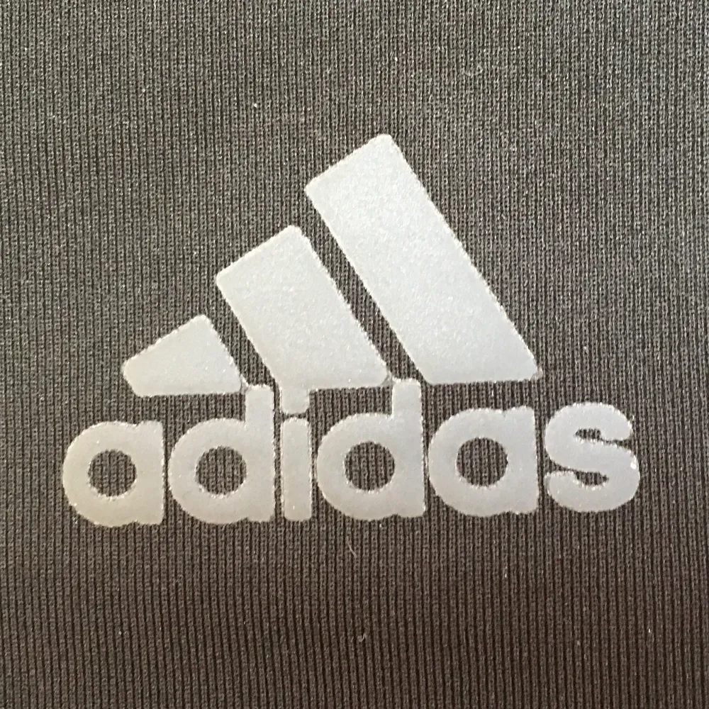 Korta svarta träningsshorts från Adidas 💪🏼Toppenskick, endast använd en gång! För stora för mig :( Med reflexer, ficka och snörning i midjan! Möts upp på gröna linjer eller samfraktar 🥰. Shorts.