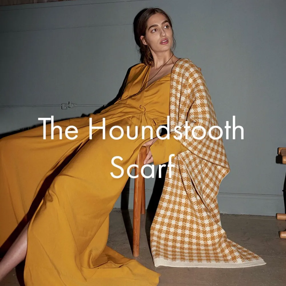 ”Houndtooth scarf” från House of Dagmar. Man kan ha den som halsduk eller som på bilderna. I nyskick! 💛. Accessoarer.