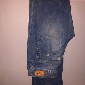 Ett par vintage bootcut guess jeans från sent 90tal. Lågmidjade med balla slitningar på båda låren. Sjukt fina och trendiga!