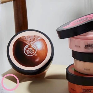 NY BODY SHOP Shea Body Butter  - Helt ny Shea body butter från BODY SHOP 💕 Jag fick den som present, men inte använt. Nypris 185kr, jag säljer för 100kr. Härlig doft! Lägger även upp SHEA shower cream i en annan annons! Köparen står för frakt 📩