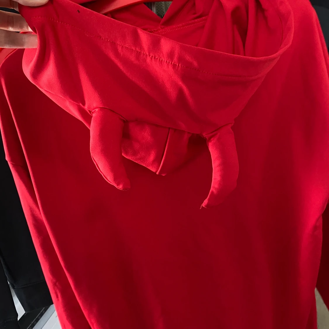 Röd hoodie med horn - 90