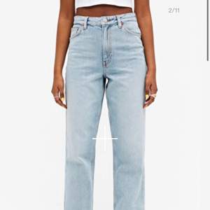 Säljer dessa supersnygga blåa jeans från monki, frakt tillkommer på 60kr! I mycket fint skick, säljer då dem är lite små för mig🤍