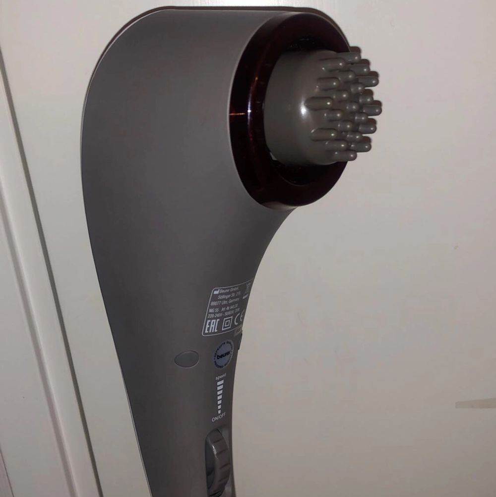 Massage maskin som används till kroppen vid smärta och om man känner sig stel. Går att sätta på värme om man trycker på översta knappen. Används inte och den är fortfarande som ny! Kommer med 2 st olika stycken! ❤️ den är otroligt bra och jätte skön så kan verkligen rekomendera! Nypris 2800 kr. FRI FRAKT. Accessoarer.