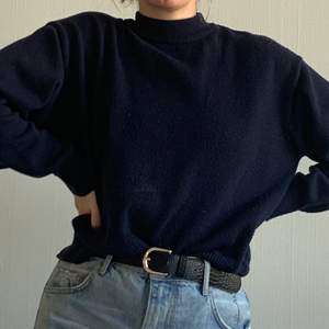 Nice, fitted sweater in a beautiful dark blue colour! With a small collar. 