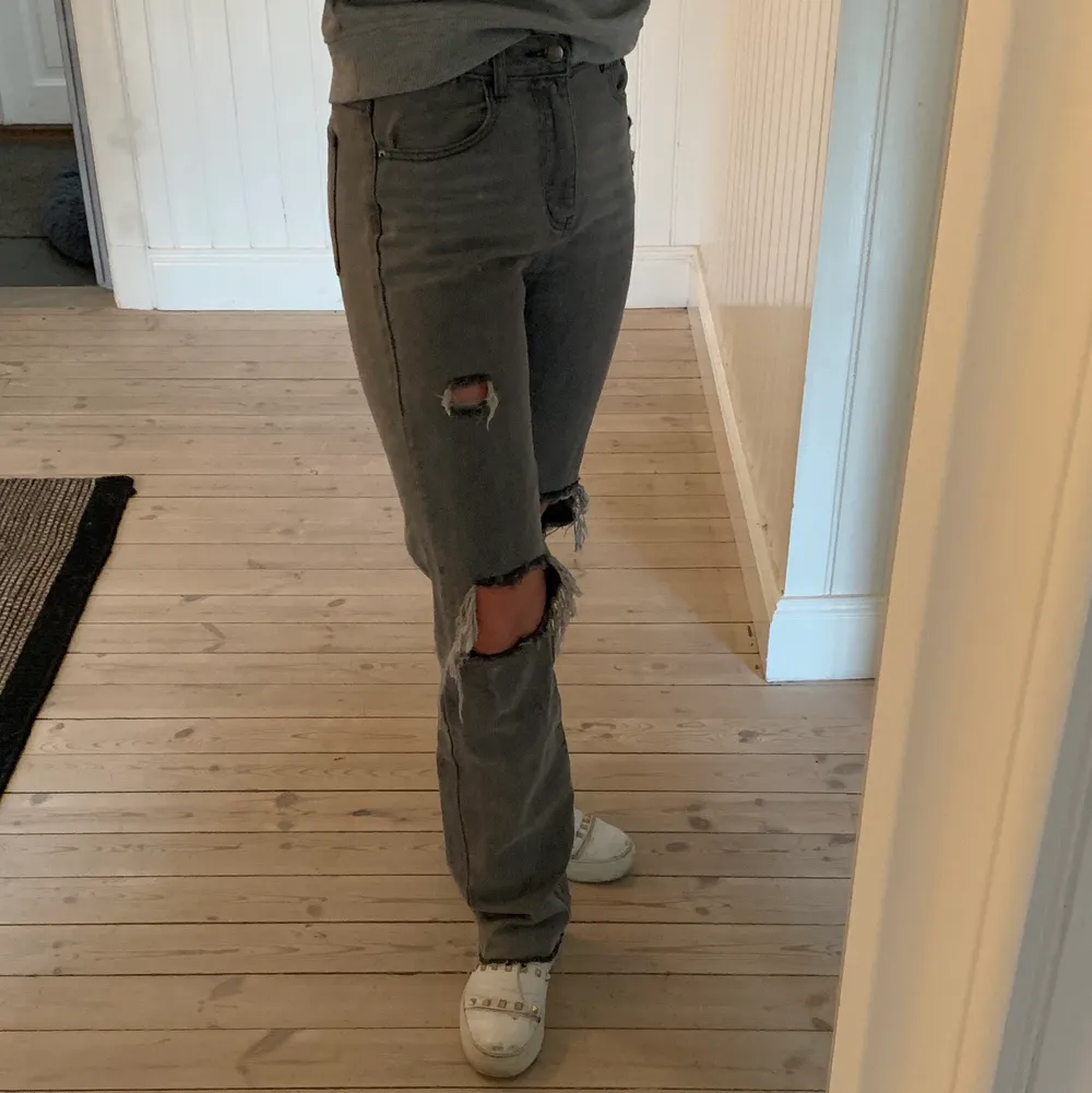 Säljer mina trendiga jeans från Pretty Little Thing i storlek 36 då de är liite för små för mig 😢💕 Helt slutsålda och går inte att få tag på längre. Får alltid så många komplimanger när jag använder dem. Superfint skick!. Jeans & Byxor.