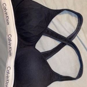 Calvin klein bh - Bh från calvin klein i storlek M, super tin skick inte mycket använd, säljs då den är förliten för mig :(, 200kr 💛