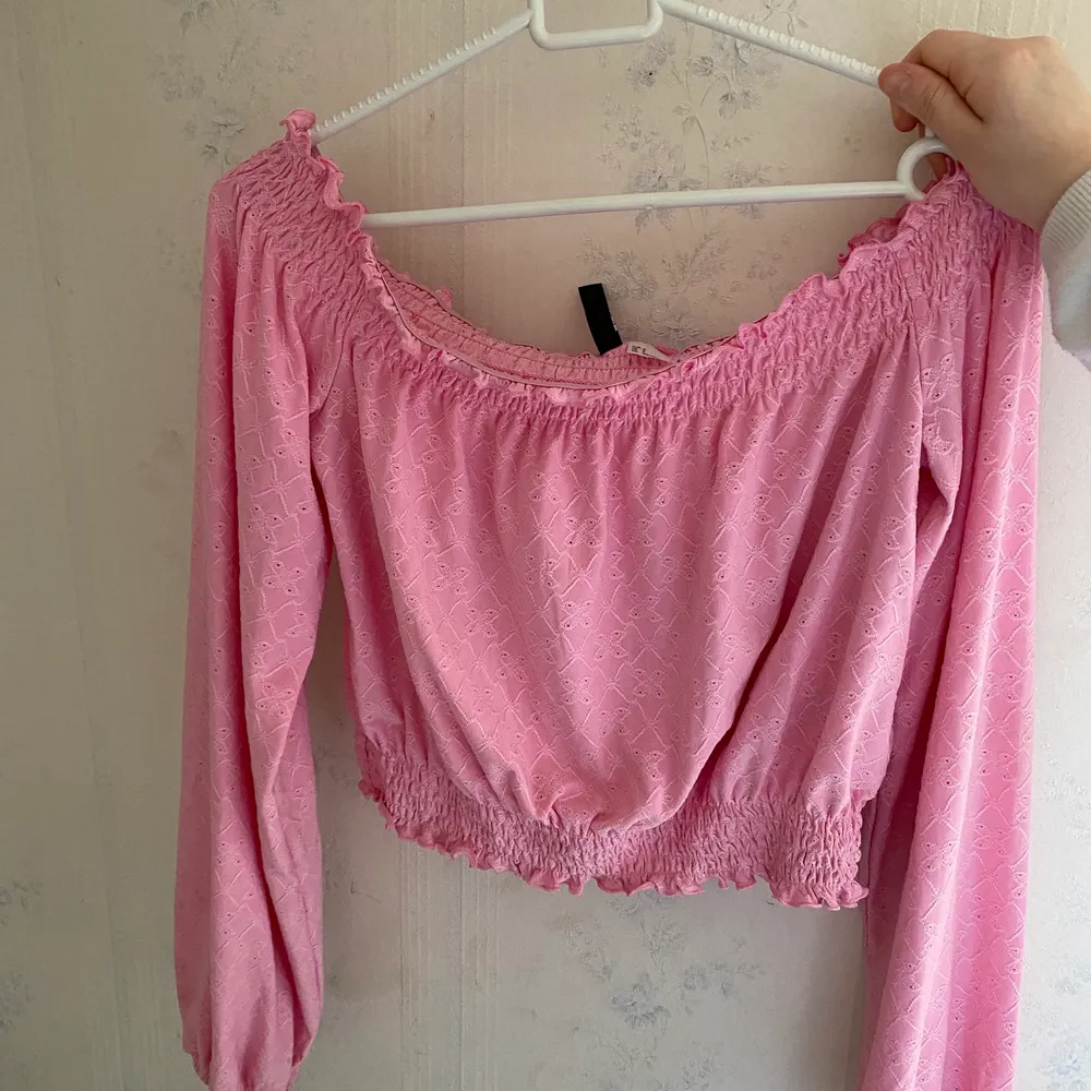Säljer denna fina rosa offshoulder tröja med jätte gulligt mönster då den blivit för liten.  Jätte fin nu till våren/sommaren. Kan skicka fler bilder om så önskas, 100kr med frakt . Toppar.