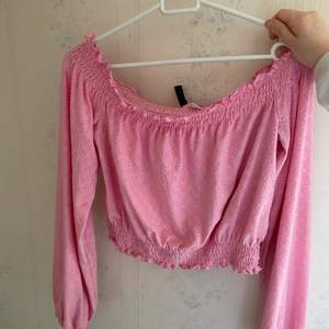 Säljer denna fina rosa offshoulder tröja med jätte gulligt mönster då den blivit för liten.  Jätte fin nu till våren/sommaren. Kan skicka fler bilder om så önskas, 100kr med frakt 