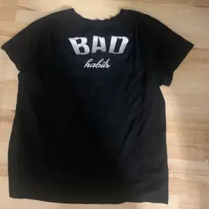 Bikbok tröja där det står Bad habits på ryggen, storlek M✨ 20kr