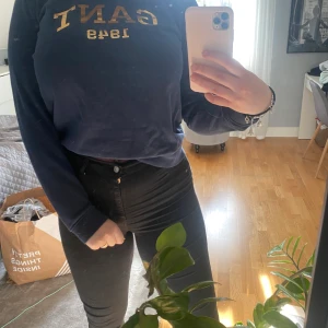 Marinblå Gant sweatshirt  - Jag säljer denna marinblåa Gant sweatshirt som jag Max använt 3 gånger så de är som ny. Den kommer från ett rökfritt hem och tvättas alltid innan den skickas och har du fler frågor är de bara att höra av dig.