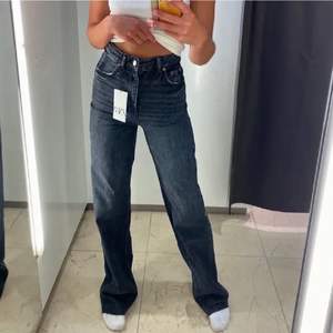 (Lånade bilder) säljer de här fina jeansen från zara som tyvörr inte passar pågrund av att dom är för stora. Jeansen är klippta men passar för mig som är 173 cm lång. Köpta här på plick.