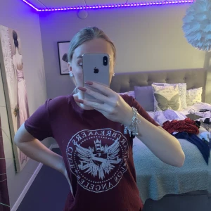 T-shirt  - Vinröd t-shirt med vitt tryck på framsidan 