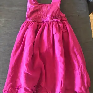 Rosa/lila barn klänning i storlek 86. Använd ett fåtal gånger.