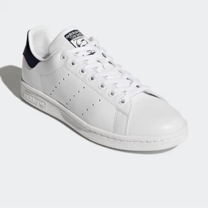 Stan smith sneakers - Säljer ett par adidas stan Smith. Kommer i bra skick. Bilder kan skickas om det önskas.