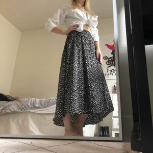 Uniqlo ankellång kjol svart vit - Kjol från Uniqlo köpt i somras. Använd ca två ggr, i nyskick. Nypris ca 39 dollar. Jättefint fall. Storlek S. 