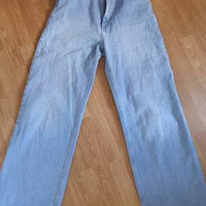 Ett par snygga wideleg jeans som är alldeles för stora och har därför inte använts. De är i storlek 42. Köparen står för frakten🥰