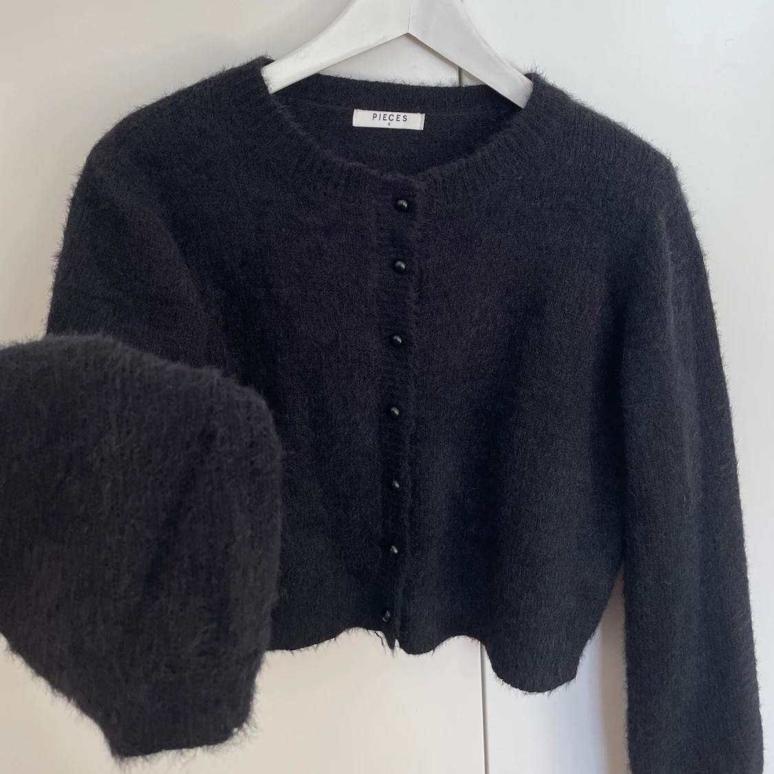 Stickad, croppad kofta - 91