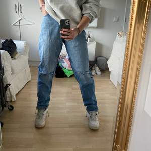 Jeans med hål från asos i storlek W26 L32! Passar perfekt i längden på mig som är 169cm! Säljer dem för 250kr då jeansen tyvärr blivit försmå...