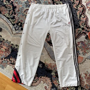 Adidas byxor  - Köpta second hand, knäpper hela vägen upp. Bekväma l snygga, går att knyta ihop i midjan ganska rejält, är själv en strl L. Byxorna är strl 2XL
