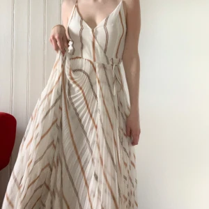 Lång klänning  - En vit randig sommar klänning som går ända ner till fötterna. Jag är runt 1.70cm. Använd två gånger nästan så den är som ny! PERFEKT till sommaren😍