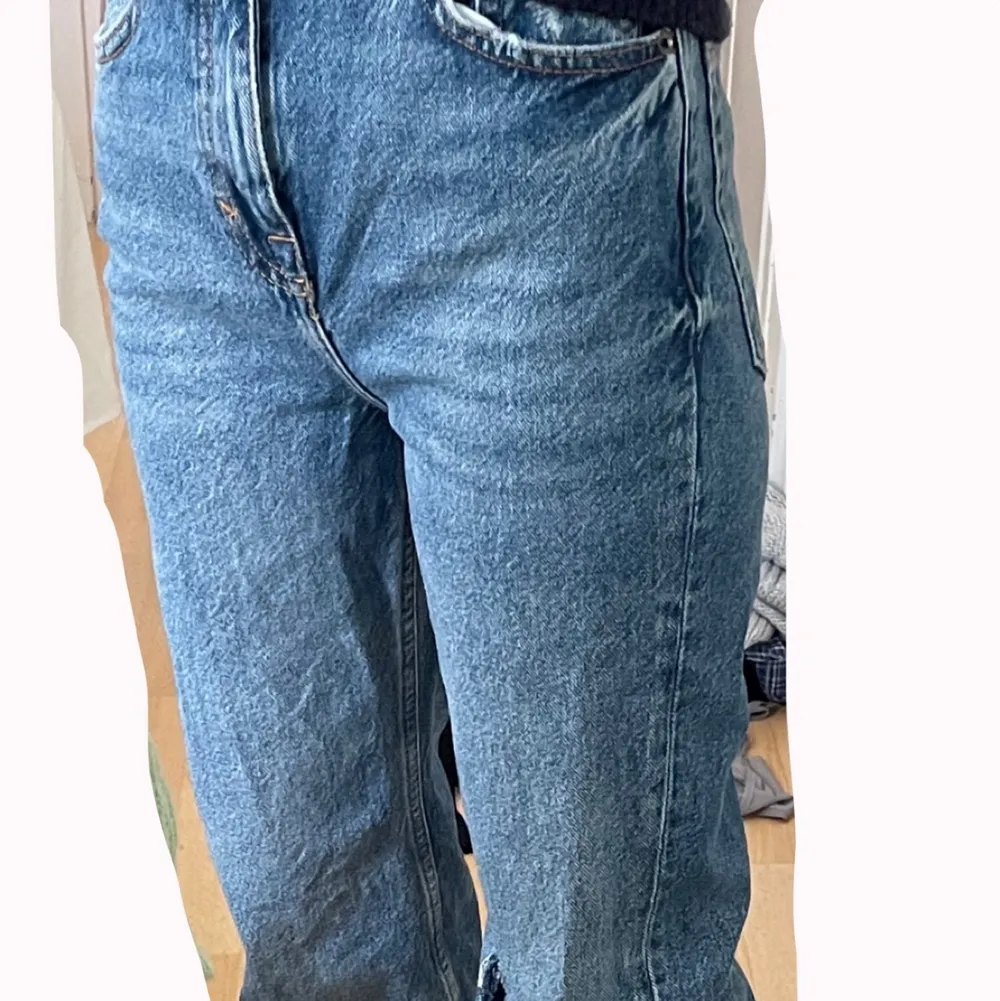 Jeans från pullandbear som är i fint skick aldrig användan pga av för stora. Köptes för 399kr. Köparen står för spårbarfrakt. Jeans & Byxor.