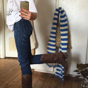  Jeans  - Snygga jeans, men kommer inte till användning! Det är vintage men jag har sytt på korsen. Jag kan fixa bättre bilder vid intrese!!