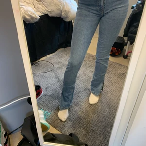 Jeans med Slitts  - Säljer mina jeans från zara då de ej kommer till användning 💕 Passar jättebra på mig och jag är 175 cm men skulle såklart passa på kortare också💝 Säljer för 350kr då jag bara har testat de🤍 Kan mötas upp i Göteborg annars tillkommer frakt på 350kr💘💘