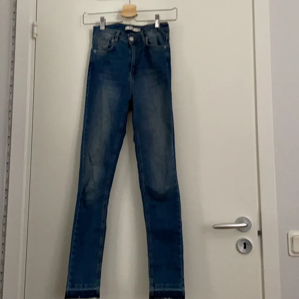 jeans nakd nästan aldrig använda man får sjukt bra röv i dom den blir peachy sitter jättefint passar om man är runt 160, ej avklippta detaljen är så . Jeans & Byxor.