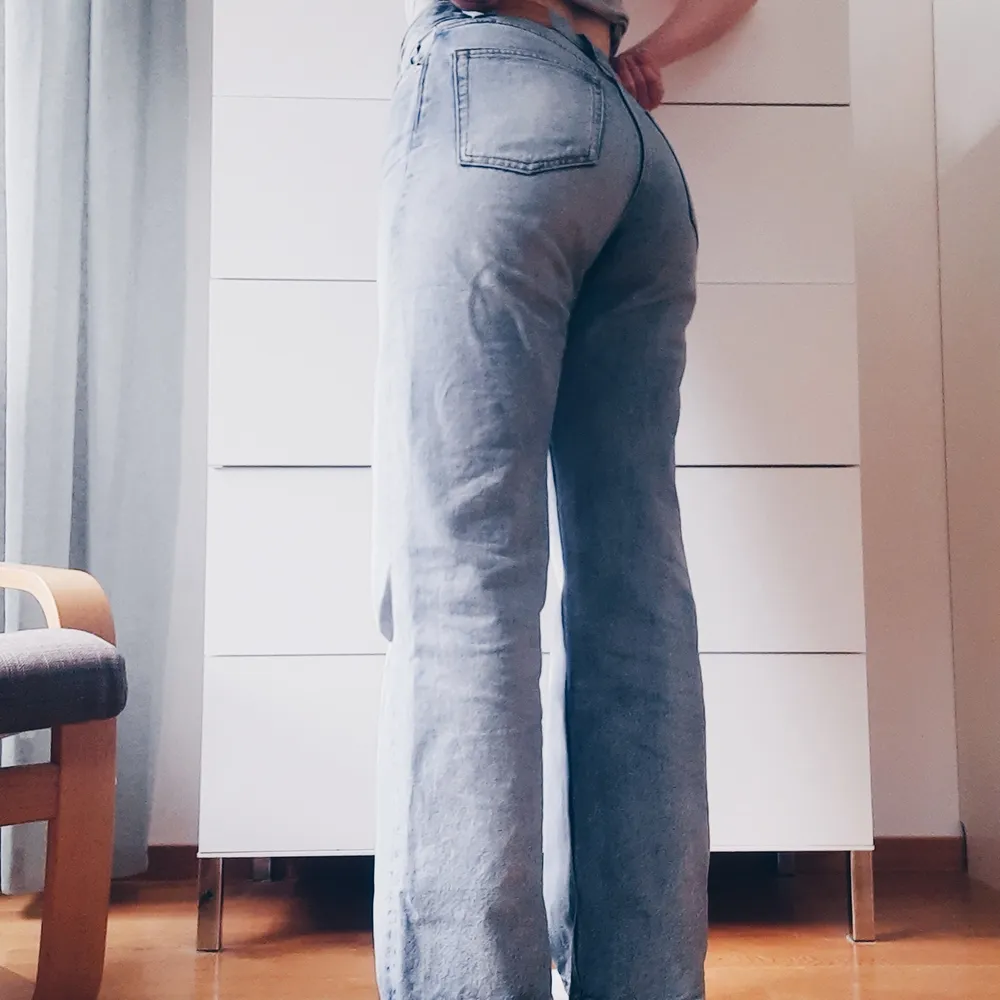 Ljusblå jeans i Yoko-modellen från Monki i strl 29. De sitter supersnyggt och passar mig som oftast har M. De är i fint skick men använda några gånger. . Jeans & Byxor.