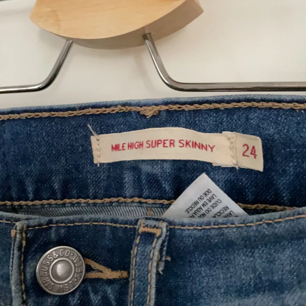 levi’s jeans jättefint skick knappt använda storlek 24/30 passar mig som är runt 160 i längden . Jeans & Byxor.