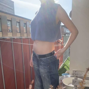 Trendig väst! - En jätte gullig trendig ask blå väst! Det är ett hål i ryggen (som ska vara där) tycker själv att det är en sjukt snygg detalj men skulle kunna sy ihop d om d så d skulle önskas!<3 använd ca 2 ggr så i mycket bra skick!! SJUKT snyggt med en t-shirt under!