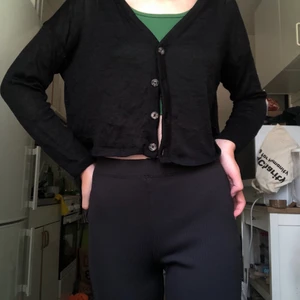 Tunn kofta ifrån H&M🥰 - En tunn kofta i storlek S ifrån H&M. Inte ens i använt skick, tvättad och redo för en ny ägare som ger den mer kärlek än vad jag har gett!