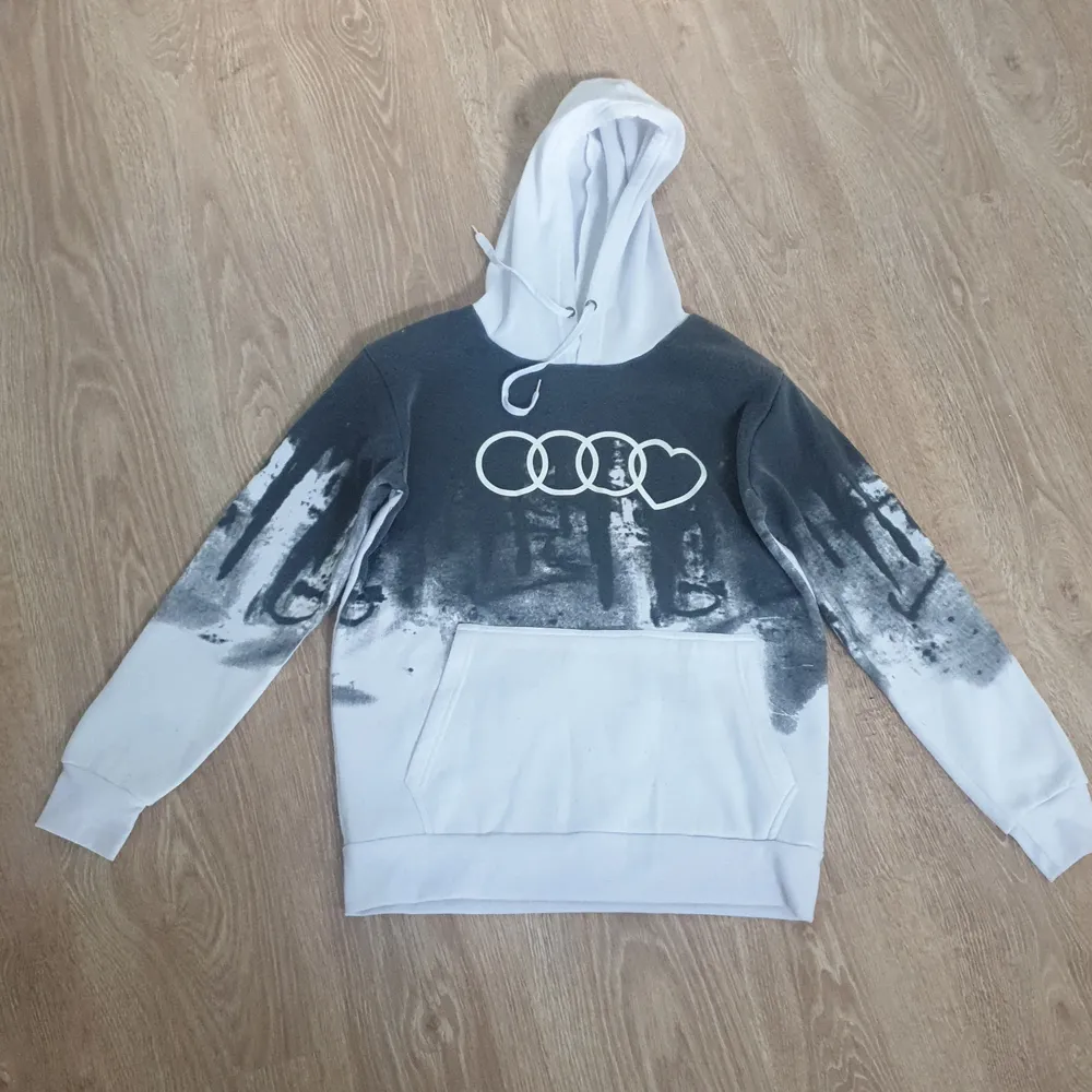 Hoddie med Audi tryck. Hoodies.