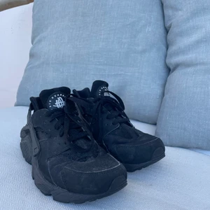 Nike air huarache - Nästan helt nya, endast använda inomhus 2-3 gånger annars bara stått då dem är lite för små.   Storlek 39, men dem är väldigt små i storleken jag har vanligtvis 38 och det är på gränsen så jag skulle säga 37 (liten 38) borde v perfekt.    Nypris: 1200