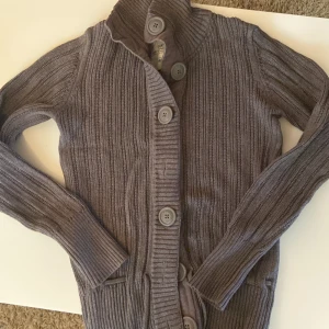 Brun kofta med krage  - Brun kofta med knappar o krage storlek small från H&M