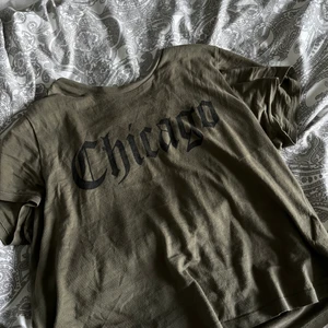 T-shirt - Mörkgrön t-shirt från hm, säljer då den inte kommer till användning längre💓storlek s men passar även xs  
