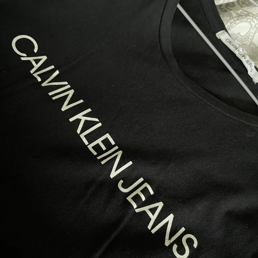 Superfin Calvin Klein t-shirt, använd fåtal gånger och superfin i skicket💓storlek xs men passar även S. T-shirts.
