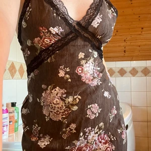 Klänning  - Jättesöt oanvänd klänning från hm. Köptes förra året för runt 400 och säljer för 200+66 frakt 💗