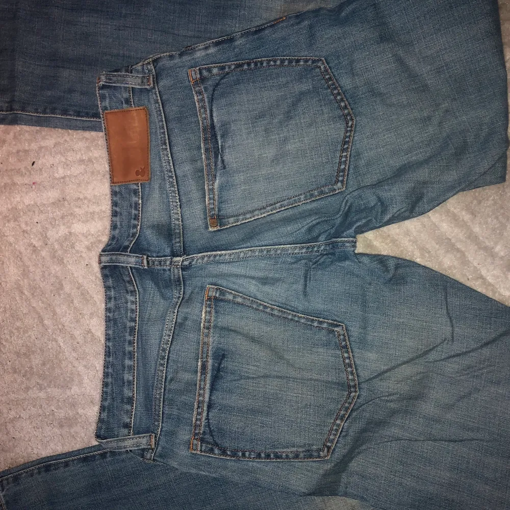 Super fina jeans köpts secondhand. Sitter it super fint på mej tycker ja så vill gå bort dom . Jeans & Byxor.