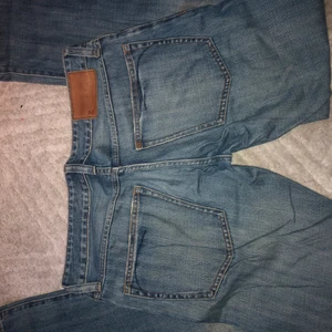 Lågmidjade jeans  - Super fina jeans köpts secondhand. Sitter it super fint på mej tycker ja så vill gå bort dom 