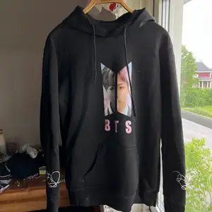 Bts ”Jungkook” hoodie. Väl använd och lite nopprig men man kan ta bort det enkelt med en rakhyvel eller något 😊