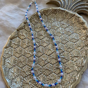 Fint blått halsband! - Jättefinthalsband perfekt nu till sommaren! (Frakten är ej spårbar och kostar 15kr) Skriv vid intresse!💗